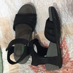 BareTraps black sandals with heels. 8